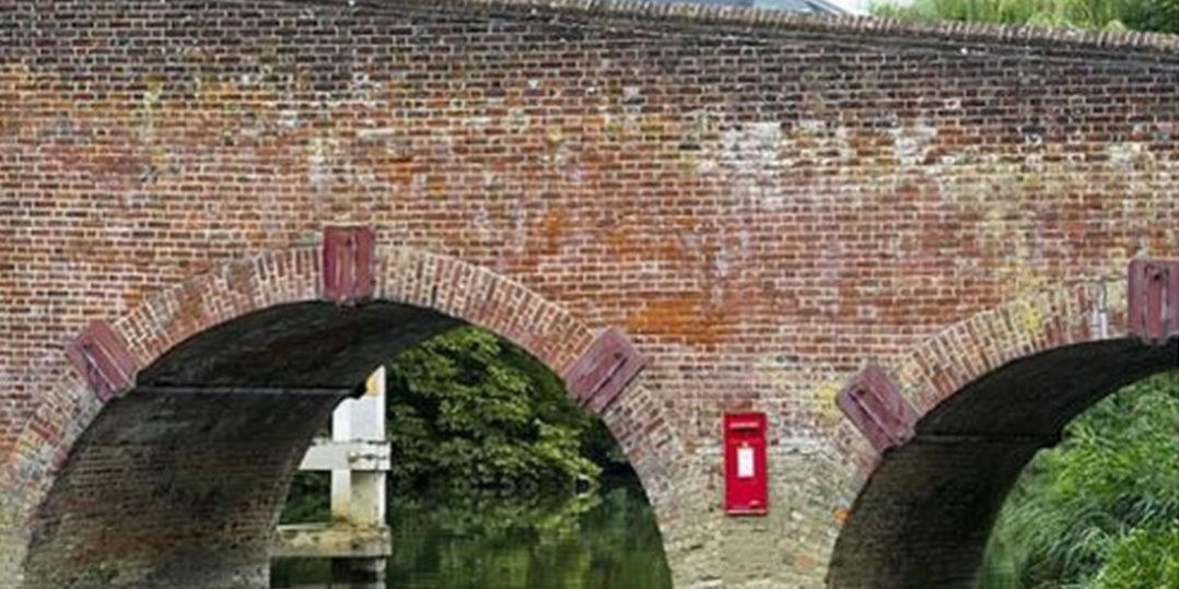 redletterboxsonningonthamesbridge