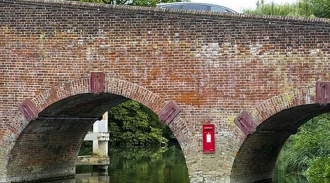 redletterboxsonningonthamesbridge